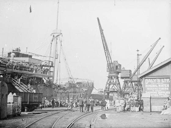 Ministry of Information First World War Official Collection German East African Campaign. The INGOMA in Durban Docks, the first troops to be evacuated after the Armistice from East Africa. Copyright: xpiemagsx minofinfopieww04102022-295 !ACHTUNG AUFNAHMEDATUM GESCHÄTZT!