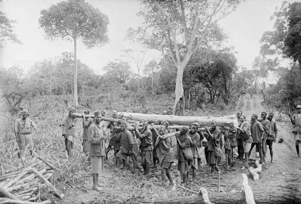 Ministry of Information First World War Official Collection German East African Campaign. Kavirondo (BEA) porters of the 2nd Road Corps. Chikukwe Swamp, January 1918. Copyright: xpiemagsx minofinfopieww04102022-316 !ACHTUNG AUFNAHMEDATUM GESCHÄTZT!