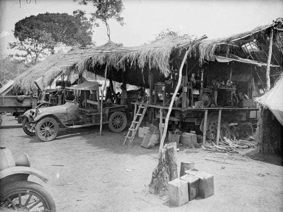 Ministry of Information First World War Official Collection German East African Campaign. Motor Transport Repairing Shop. One of many placed at various points along the lines of communication. Ndanda, January 1918. Copyright: xpiemagsx minofinfopieww04102022-323 !ACHTUNG AUFNAHMEDATUM GESCHÄTZT!