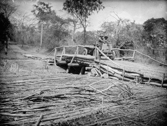 Ministry of Information First World War Official Collection German East African Campaign. Bridge constructed by 2nd Road Corps to take the heaviest loads. Near Nyhungo, November 1917. Copyright: xpiemagsx minofinfopieww04102022-325 !ACHTUNG AUFNAHMEDATUM GESCHÄTZT!