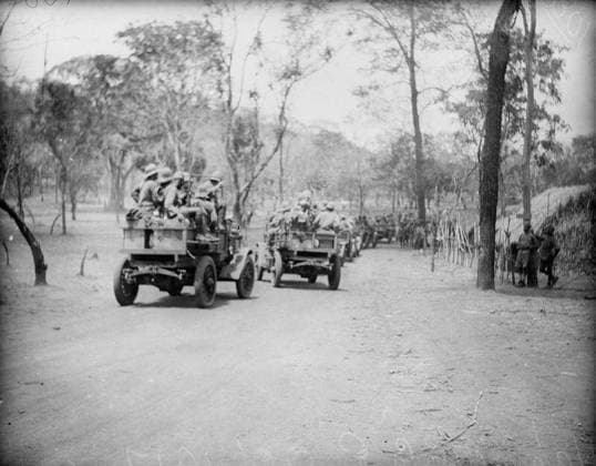 Ministry of Information First World War Official Collection German East African Campaign. Prisoners being taken back on lorries. Nyhungo, November 1917. Copyright: xpiemagsx minofinfopieww04102022-326 !ACHTUNG AUFNAHMEDATUM GESCHÄTZT!