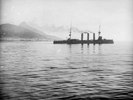 Ministry of Information First World War Official Collection German East African Campaign. HMS Kent in charge of convoy from Cape Town, which took the Nigerian Brigade back to Lagos, 6th March 1918. Copyright: xpiemagsx minofinfopieww04102022-335 !ACHTUNG AUFNAHMEDATUM GESCHÄTZT!