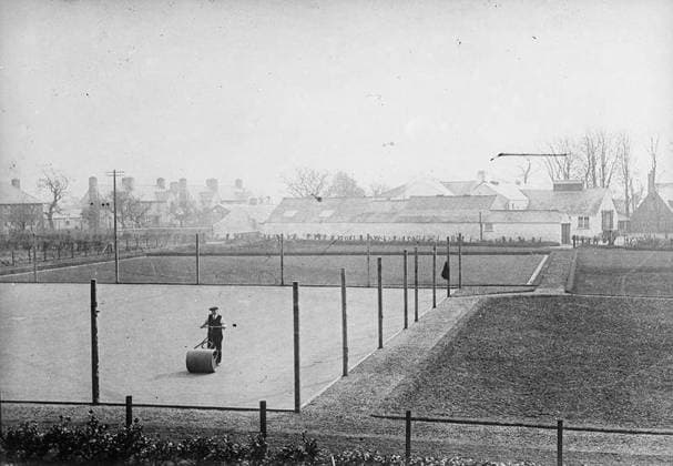 Ministry of Information First World War Official Collection The Tennis Courts at the Gretna munition township. Copyright: xpiemagsx minofinfopieww04102022-1084 !ACHTUNG AUFNAHMEDATUM GESCHÄTZT!