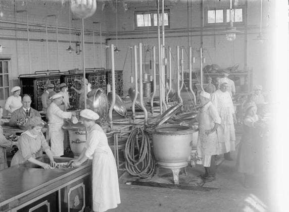 Ministry of Information First World War Official Collection Interior of the central kitchen, where, over 14000 meals are cooked daily, Gretna munition township. Copyright: xpiemagsx minofinfopieww04102022-1095 !ACHTUNG AUFNAHMEDATUM GESCHÄTZT!