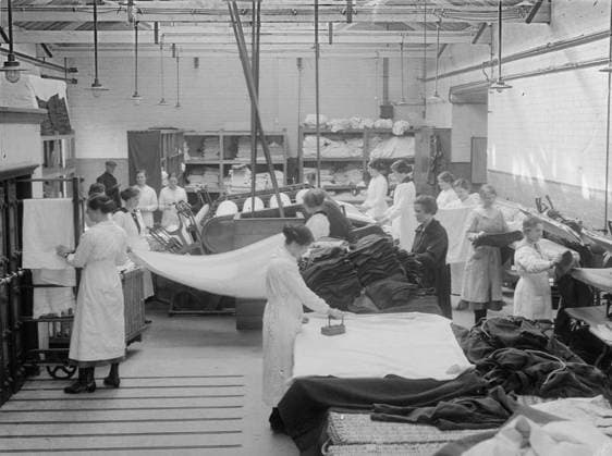 Ministry of Information First World War Official Collection Interior of laundry, Gretna munition township. Copyright: xpiemagsx minofinfopieww04102022-1096 !ACHTUNG AUFNAHMEDATUM GESCHÄTZT!