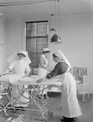 Ministry of Information First World War Official Collection Matron, sister and nurse in the hospital, Gretna munition township. Copyright: xpiemagsx minofinfopieww04102022-1097 !ACHTUNG AUFNAHMEDATUM GESCHÄTZT!