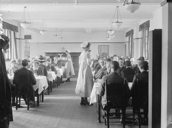 Ministry of Information First World War Official Collection Interior of Staff Club dining room, Gretna munition township. Copyright: xpiemagsx minofinfopieww04102022-1098 !ACHTUNG AUFNAHMEDATUM GESCHÄTZT!