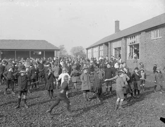 Ministry of Information First World War Official Collection The school which has accommodation for over 500 scholars and 15 teachers, Gretna munition township. Copyright: xpiemagsx minofinfopieww04102022-1099 !ACHTUNG AUFNAHMEDATUM GESCHÄTZT!