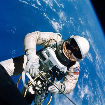 RECORD DATE NOT STATED June 1965) --- Astronaut Edward H. White II, pilot of the Gemini IV four-day Earth-orbital mission, floats in the zero gravity of space outside the Gemini IV spacecraft. 1062_38_M_-35-