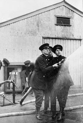 Ministry of Information First World War Official Collection Fire girls at work with hose and hydrant at a National Shell Filling Factory. Copyright: xpiemagsx minofinfopieww04102022-1404 !ACHTUNG AUFNAHMEDATUM GESCHÄTZT!