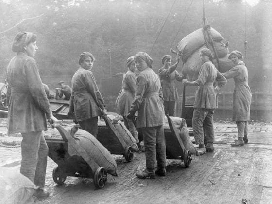 Ministry of Information First World War Official Collection Women workers loading sacks of soda ash into barges on the River Side, Chemical Works of Messrs. Brunner Mond & Co. Ltd., Northwich, Manchester, September 1918. Copyright: xpiemagsx minofinfopieww04102022-596 !ACHTUNG AUFNAHMEDATUM GESCHÄTZT!