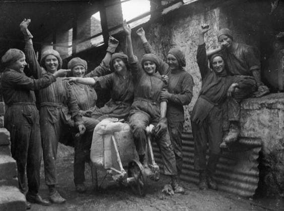 Ministry of Information First World War Official Collection Group of Women workers employed at a Brick Works in South Wales, Copyright: xpiemagsx minofinfopieww04102022-627 !ACHTUNG AUFNAHMEDATUM GESCHÄTZT!
