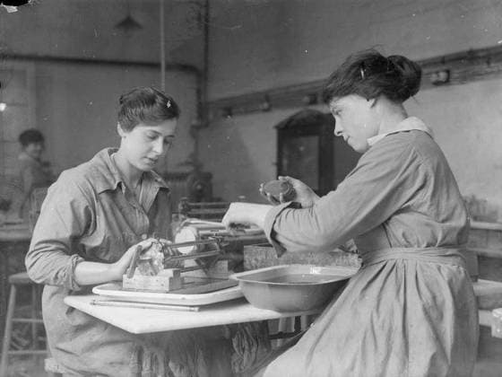 Ministry of Information First World War Official Collection Women workers doping splinterless glass for gas masks, Crowndale works, Camden Town, London, N. W. Copyright: xpiemagsx minofinfopieww04102022-630 !ACHTUNG AUFNAHMEDATUM GESCHÄTZT!