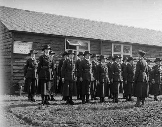 Ministry of Information First World War Official Collection Women police outside their barracks, Gretna munition township. Copyright: xpiemagsx minofinfopieww04102022-2282 !ACHTUNG AUFNAHMEDATUM GESCHÄTZT!