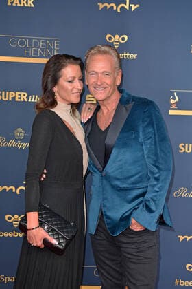 Olaf Berger mit Ehefrau Julia Berger bei der GOLDENE HENNE 2022 in der Media City in Leipzig am 07.01.2022 - Roter Teppich