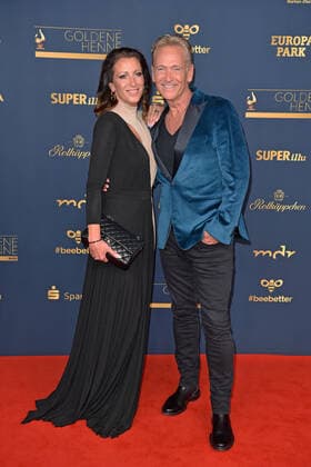 Olaf Berger mit Ehefrau Julia Berger bei der GOLDENE HENNE 2022 in der Media City in Leipzig am 07.01.2022 - Roter Teppich