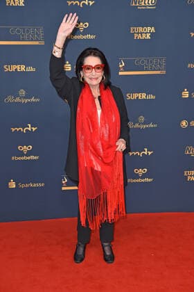 Nana Mouskouri bei der GOLDENE HENNE 2022 in der Media City in Leipzig am 07.01.2022 - Roter Teppich