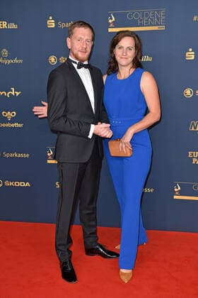 Michael Kretschmer mit Ehefrau Annett Hofmann bei der GOLDENE HENNE 2022 in der Media City in Leipzig am 07.01.2022 - Roter Teppich