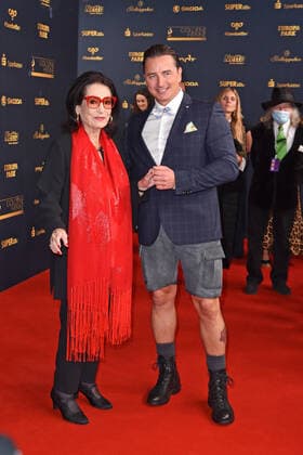 Nana Mouskouri, Andreas Gabalier bei der GOLDENE HENNE 2022 in der Media City in Leipzig am 07.01.2022 - Roter Teppich