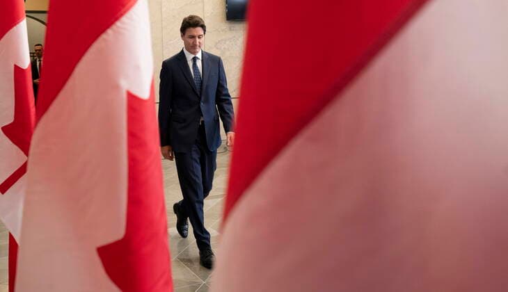 News Bilder des Tages October 7, 2022, Ottawa, ON, Canada: Canadian Prime Minister Justin Trudeau makes his way to announce sanctions on Iran, in Ottawa, Friday, Oct. 7, 2022. Ottawa Canada  - ZUMAc35_ 20221007_zaf_c35_039 Copyright: xAdrianxWyldx