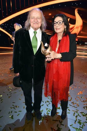 Nana Mouskouri mit Ehemann Andre Chapelle bei der GOLDENE HENNE 2022 in der Media City in Leipzig am 07.10.2022 - Aftershowparty