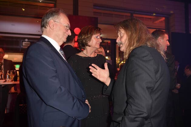 Reiner Haseloff mit Ehefrau Gabriele Haseloff, Leslie Mandoki bei der GOLDENE HENNE 2022 in der Media City in Leipzig am 07.10.2022 - Aftershowparty