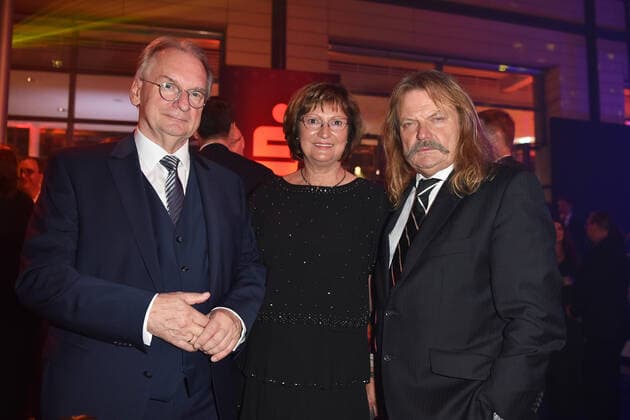 Reiner Haseloff mit Ehefrau Gabriele Haseloff, Leslie Mandoki bei der GOLDENE HENNE 2022 in der Media City in Leipzig am 07.10.2022 - Aftershowparty