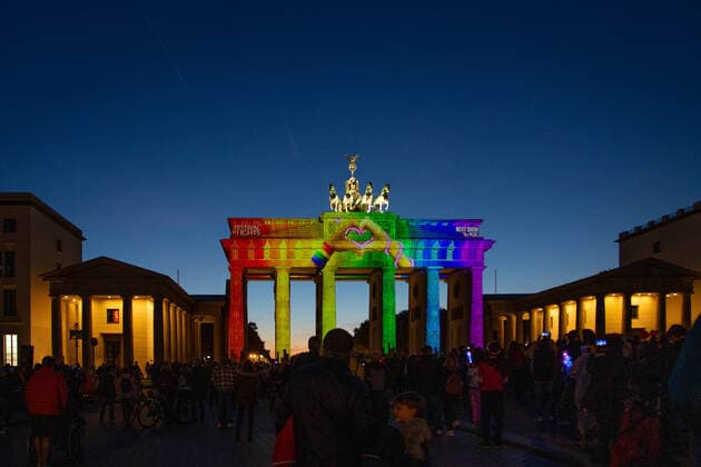 Bilder des Jahres 2022, News 10 Oktober News Themen der Woche KW40 News Bilder des Tages 3D video installation in Brandenburger Tor during the Festival of Lights 2022 From October 7th to 16th, 2022 over the period of 10 evenings, the FESTIVAL OF LIGHTS 2022 will show around 70 light artworks by international artists from 7 p.m. to 11 p.m. at 35 locations *. Popular festival venues such as the Brandenburg Gate, Potsdamer Platz, Charlottenburg Palace, Bebelplatz, the Berlin TV Tower and the Nikolai Quarter. This year s motto VISION OF OUR FUTURE was implemented in a New Edition which is sustainable, innovative and responsible. Copyright: xx fffxmaria-2239