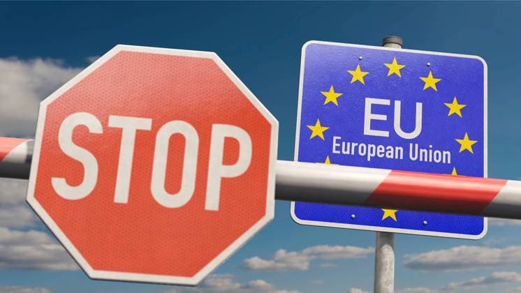 Grenzkontrollen - Schlagbaum mit Stop-Schild und Hinweisschild EU European Union Symbolbild zum Thema neue Flüchtlingswelle in der EU *** Border control barrier with stop sign and sign EU European Union symbol image on the subject of new wave of refugees in the EU