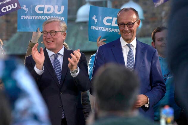 News Themen der Woche KW40 News Bilder des Tages Bernd Althusmann und Friedrich Merz bei einer Landtagswahlkampfveranstaltung der CDU auf dem Marktplatz an der Marktkirche. Hannover, 07.10.2022 *** Bernd Althusmann and Friedrich Merz at a state election campaign event of the CDU on the market place at the Marktkirche Hannover, 07 10 2022 Foto:xU.xStammx xFuturexImage