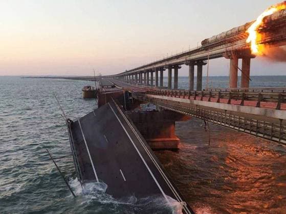 Ukraine-Krieg, Jahrestag der Invasion, Chronologie der Ereignisse, Archivbilder Bilder des Jahres 2022, News 10 Oktober News Themen der Woche KW40 News Bilder des Tages Russia. Kerch. OCTOBER 8, 2022. Collapsed section of a bridge linking Crimea to mainland Russia. Early on October 8, a truck exploded on the bridge causing fuel tanks of a freight train to catch fire. Traffic has been temporarily suspended. According to preliminary information, no casualties have been reported. THIS IMAGE WAS PROVIDED BY A THIRD PARTY. EDITORIAL USE ONLY Moya Feodosiya TASS  55242499