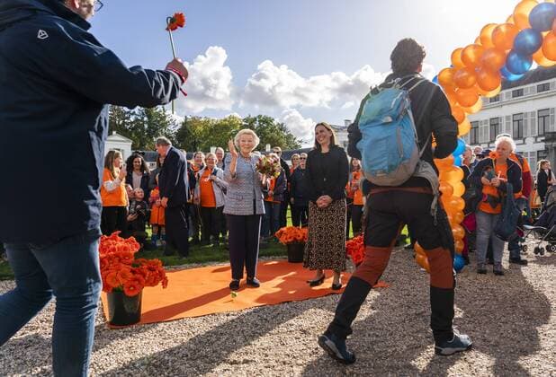 Bilder des Jahres 2022, Entertainment 10 Oktober Entertainment Themen der Woche KW40 Entertainment Bilder des Tages 2022-10-08 15:17:48 BAARN - Princess Beatrix receives participants in the Oranjepad at Soestdijk Palace. The walks are an initiative of the Princess Beatrix Spierfonds and are intended to draw attention to the fight against muscle diseases. ANP JEROEN JUMELET netherlands out - belgium out *** 2022 10 08 15 17 48 BAARN Princess Beatrix receives participants in the Oranjepad at Soestdijk Palace The walks are an initiative of the Princess Beatrix Spierfonds and are intended to draw attention to the fight against muscle diseases ANP JEROEN JUMELET netherlands out belgium out  Copyright: xx x455923670x originalFilename: 455923670.jpg