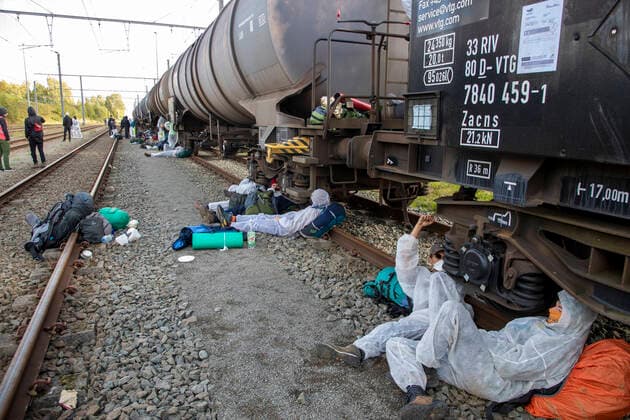 Bilder des Jahres 2022, News 10 Oktober News Themen der Woche KW40 News Bilder des Tages Illustration picture shows demonstraters blocking and chained on a TotalEnergies railway during the start of a large-scale blockade of an oil infrastructure of TotalEnergies in Belgium, organized by the coalition Code Rood , in Feluy - Seneffe, Saturday 08 October 2022. This will be the first action of this new coalition, which invites everyone to participate. With massive civil disobedience, Code Rood wants to point out the fossil fuel industry s responsibility in the climate crisis and demand a socially and environmentally just transition  NICOLASxMAETERLINCK 46559983