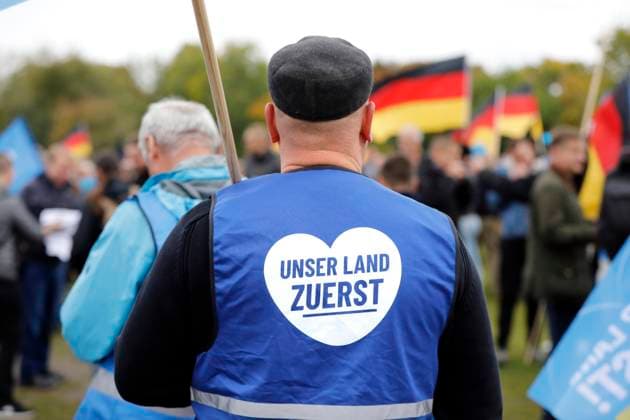 Deutsche Parteien: AfD, Symbolbilder AfD Demo Berlin, 08.10.2022 - Anhaenger der AfD demnostrieren gegen die Regierungspolitik in der Energiekrise. Berlin Berlin Deutschland *** AfD Demo Berlin, 08 10 2022 AfD supporters demnostrate against government policy in energy crisis Berlin Berlin Germany