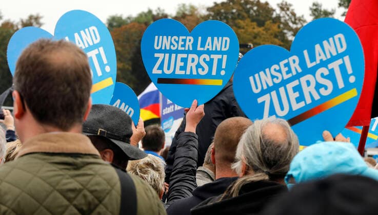 News Themen der Woche KW40 News Bilder des Tages AfD Demo Berlin, 08.10.2022 - Mit dem Slogan Unser Land zuerst demonstrieren Anhaenger der AfD gegen die Regierungspolitik in der Energiekrise. Berlin Berlin Deutschland *** AfD Demo Berlin, 08 10 2022 With the slogan Our Country First, supporters of the AfD demonstrate against government policies in the energy crisis Berlin Berlin Germany