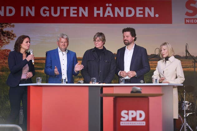 Moderatorin, Stefan Politze, Thela Wernstedt, Alptekin Kirci und Doris Schröder-Köpf bei der Abschlußveranstaltung der SPD im Landtagswahlkampf 2022 auf dem Marktplatz an der Marktkirche. Hannover, 08.10.2022