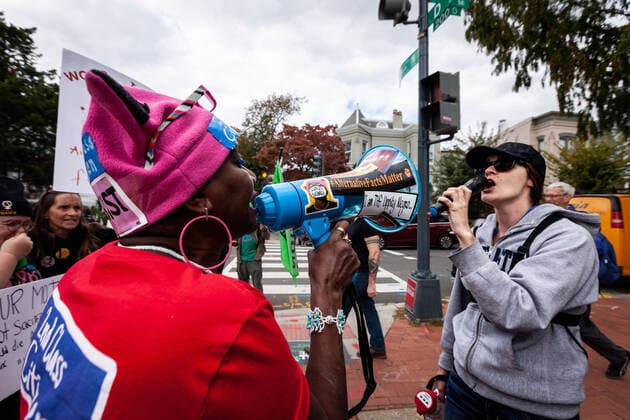 Bilder des Jahres 2022, News 10 Oktober News Themen der Woche KW40 News Bilder des Tages Women s March for Reproductive Rights in Washington, DC Pro-choice (left) and anti-abortion (right) activists discuss abortion via megaphone and microphone at the Women s March for reproductive rights, abortion access, and bodily autonomy. This was the flagship event of a nationwide Women s Wave protest in hundreds of cities across the United States on October 8, 2022. The Women s March organized the demonstrations in response to the Supreme Court s Dobbs v. JWHO opinion, which overturned Roe v. Wade, eliminating the federal right to abortion access. Washington DC United States  Copyright: xAllisonxBaileyx originalFilename: bailey-womensma221008_npsIS.jpg