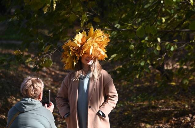 IMAGO Creative, Jahreszeit Herbst, Ferien News Bilder des Tages Russia Daily Life 8292454 09.10.2022 A woman wearing a wreath made of autumn colored maple leaves poses for a photo in Vorontsovsky Park on a sunny autumn day, in Moscow, Russia. Vladimir Fedorenko Sputnik Moscow Russia  Copyright: xVladimirxFedorenkox