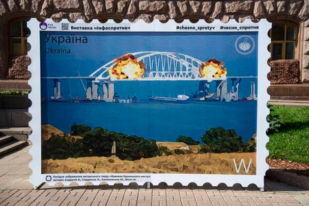 Ukraine-Krieg, Jahrestag der Invasion, Chronologie der Ereignisse, Archivbilder Bilder des Jahres 2022, News 10 Oktober News Themen der Woche KW40 News Bilder des Tages October 9, 2022, Kyiv, Kyiv, Ukraine: A large illustration of a stamp, showing destruction of Crimean bridge is seen in downtown Kyiv. On October 8, several sections of the bridge were destroyed and a train with fuel, that was moving on the railway part of the bridge, caught fire. Russia annexed Crimea March 18, 2014 to begin their war on peaceful Ukraine. Russia started the full-scale invasion of Ukraine on February 24, 2022. Kyiv Ukraine - ZUMAa213 20221009_zip_a213_003 Copyright: xDanyloxAntoniukx