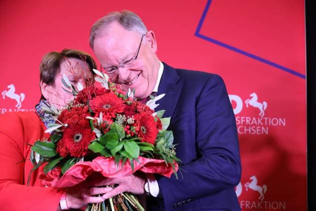 News Themen der Woche KW40 News Bilder des Tages Landtagswahl Niedersachsen Stephan Weil Rosen 09102022, Germany, Wahlabend Hannover, Landtag Niedersachsen, Wahlsieger SPD Stephan Weil, Ministerpraesident vor der Fraktion mit Blumen der Fraktionschefin Moder Hannover Niedersachsen Germany *** Landtagswahl Niedersachsen Stephan Weil Rosen 09102022, Germany, Wahlabend Hannover, Landtag Niedersachsen, Wahlsieger SPD Stephan Weil, Ministerpraesident in front of the parliamentary group with flowers of the parlia