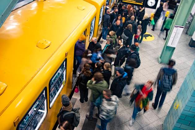 Reisende steigen ein und aus in einem U-Bahn Zug am Alexanderplatz in Berlin am 1. Oktober 2022. Erster Tag des 29 Euro Ticket fuer den oeffentlichen Verkehr in Berlin - Features *** Travelers get on and off a subway train at Alexanderplatz in Berlin on October 1, 2022 First day of the 29 Euro ticket for public transport in Berlin features