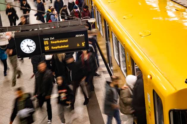 Reisende steigen ein und aus in einem U-Bahn Zug am Alexanderplatz in Berlin am 1. Oktober 2022. Erster Tag des 29 Euro Ticket fuer den oeffentlichen Verkehr in Berlin - Features *** Travelers get on and off a subway train at Alexanderplatz in Berlin on October 1, 2022 First day of the 29 Euro ticket for public transport in Berlin features