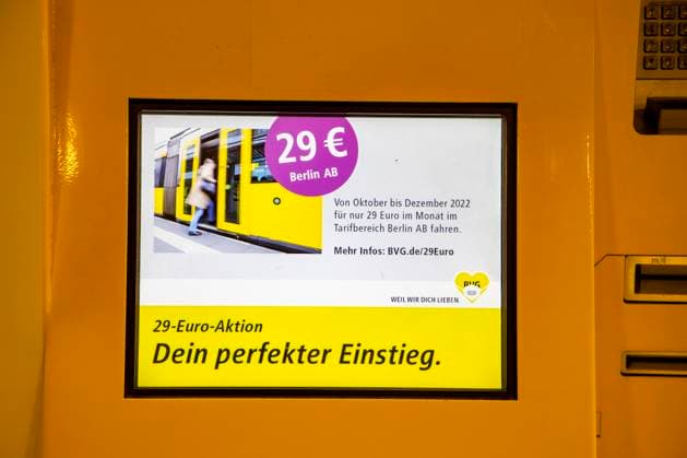 Eine Ticketautomat der BVG mit Werbung fuer den Abo mit dem 29 Euro Ticket in Berlin am 1. Oktober 2022. Erster Tag des 29 Euro Ticket fuer den oeffentlichen Verkehr in Berlin - Features *** A BVG ticket vending machine advertising the 29 Euro ticket subscription in Berlin on October 1, 2022 First day of the 29 Euro ticket for public transport in Berlin features