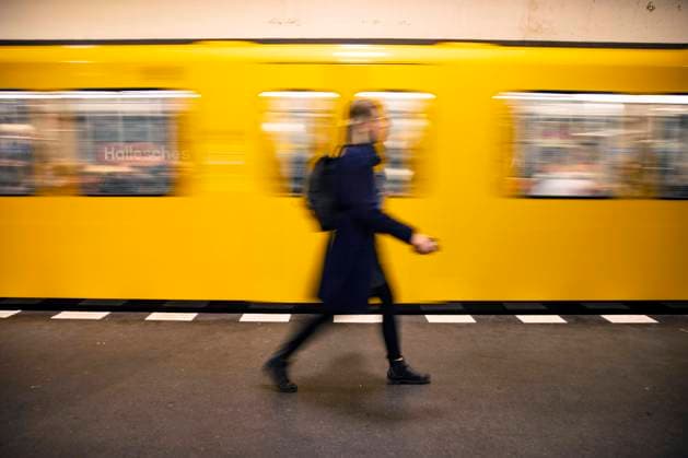 Reisende in der U-Bahn in Berlin am 1. Oktober 2022. Erster Tag des 29 Euro Ticket fuer den oeffentlichen Verkehr in Berlin - Features *** Travelers in the subway in Berlin on October 1, 2022 First day of the 29 euro ticket for public transport in Berlin features