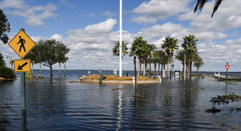 News Themen der Woche KW40 News Bilder des Tages October 9, 2022, Sanford, United States: Street flooding is seen near City Hall and the Seminole County Courthouse as the St. John™s River reaches major flood stage, causing Lake Monroe to breach the sea wall in the aftermath of Hurricane Ian in downtown Sanford. The St. John™s river is expected crest tonight before slowly receding. Sanford United States - ZUMAs197 20221009_zaa_s197_276 Copyright: xPaulxHennessyx