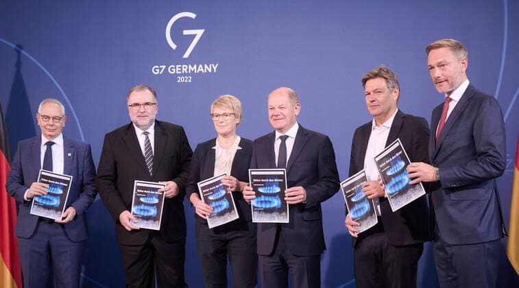 Bilder des Jahres 2022, News 10 Oktober News Themen der Woche KW41 News Bilder des Tages Berlin, Übergabe des Vorschlags der Unabhängigen Kommission Erdgas und Wärme an Scholz, Lindner und Habeck Übergabe des Vorschlags der Unabhängigen Kommission Erdgas und Wärme an Olaf Scholz (Bundeskanzler, SPD), Christian Lindner (Bundesminister der Finanzen, Vizekanzler, FDP) und Robert Habeck (Bundesminister für Wirtschaft und Klimaschutz, Vizekanzler, Bündnis 90 Die Grünen) am 10.10.2022 in Berlin. Berlin Berlin Deutschland *** Berlin, Handover of the proposal of the Independent Commission Natural Gas and Heat to Scholz, Lindner and Habeck Handover of the proposal of the Independent Commission Natural Gas and Heat to Olaf Scholz Federal Chancellor, SPD , Christian Lindner Federal Minister of Finance, Vice Chancellor, FDP and R