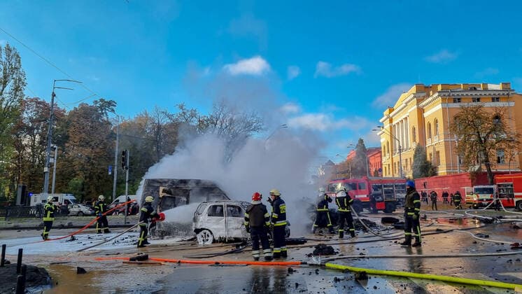 News Themen der Woche KW41 News Bilder des Tages Ukraine-Konflikt, Raketenangriff auf Kiew A dead body lies on Volodymyrska St as firefighters extinguish the fire on a civilian vehicle in central Kyiv, Ukraine, on Monday, Oct 10, 2022 - following a series of airstrikes from the Russian Federation. (VX Photo Brent Reyonld), Kyiv under Attack Kyiv Volodymyrska St Kyiv Region Ukraine  , Copyright: xRobertxReynoldx
