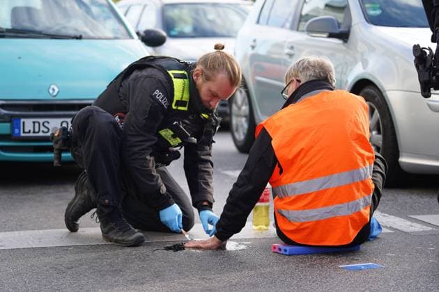 Bilder des Jahres 2022, News 10 Oktober News Themen der Woche KW41 News Bilder des Tages Klima Aktivisten blockieren erneut Berliner Autobahnabfahrt im morgendlichen Berufsverkehr Erneut haben Klimaschutz- Aktivisten im morgendlichen Berufsverkehr eine Berliner Autobahnausfahrt blockiert. Rund ein Dutzend Demonstranten der Gruppe Letzte Generation blockieren derzeit die Ausfahrt der Berliner Stadtautobahn A103 in Steglitz. Viele Autofahrer reagieren gereizt und zeigen wenig Verständnis für die Aktion. Eine Autofahrerin verlor offenbar die Nerven und attackierte ein Kamerateam (on tape). Müham müssen Polizeibeamte die festgeklebten Hände mit Speiseöl von der Straße lösen, verletzt wurde bei der Aktion niemand. Weitere ähnlich geplante Aktion konnte bereits durch die Polizei unterbunden werden. Sktivisten berichten Copyright: xMartinxDziadekx