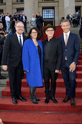 Clemens Trautmann, Kleopatra Sofroniou, Ludovico Einaudi und Frank Briegmann bei der Verleihung des Opus Klassik 2022 im Konzerthaus am Gendarmenmarkt. Berlin, 09.10.2022