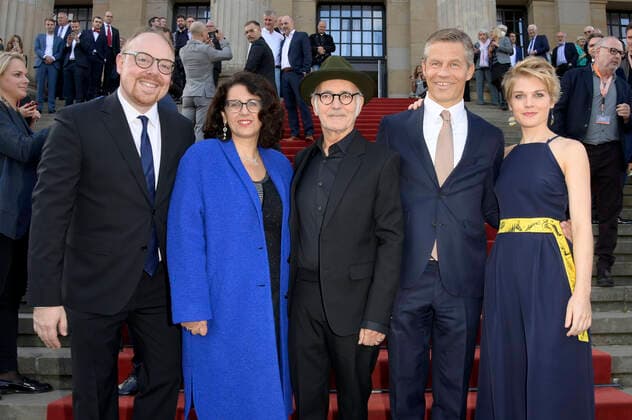 Clemens Trautmann, Kleopatra Sofroniou, Ludovico Einaudi, Frank Briegmann und Magdalena Hoffmann bei der Verleihung des Opus Klassik 2022 im Konzerthaus am Gendarmenmarkt. Berlin, 09.10.2022